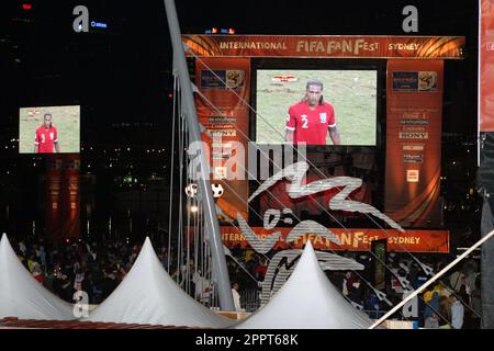 I fan guardano la partita Inghilterra contro Slovenia al FIFA Fan Fest di Darling Harbour a Sydney, una delle sette città internazionali che ospitano "Live Sites" (oltre a nove nelle città sudafricane) per la visione dei giochi FIFA 2010. Sydney, Australia - 24.06.10 Foto Stock