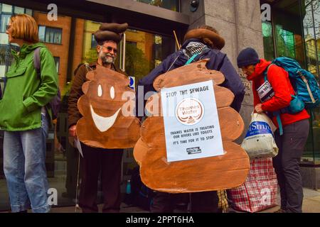 Londra, Regno Unito. 24th Apr, 2023. I manifestanti che indossano costumi con un segno di protesta contro l'inquinamento delle acque reflue nei fiumi britannici si trovano al di fuori del Dipartimento per l'ambiente, l'alimentazione e gli affari rurali (DEFRA) durante l'ultimo giorno di manifestazioni a Westminster. Extinction Rebellion e diversi altri gruppi attivisti organizzano un'ultima protesta chiedendo la fine dei combustibili fossili. Credit: SOPA Images Limited/Alamy Live News Foto Stock