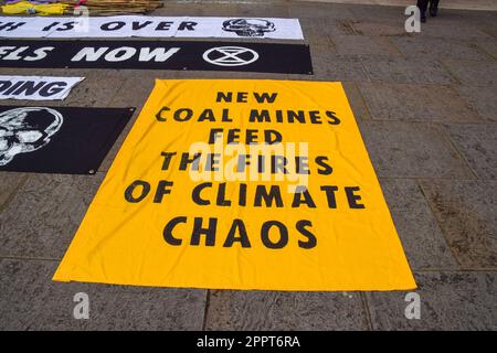 Londra, Regno Unito. 24th Apr, 2023. Durante l'ultimo giorno di manifestazioni a Westminster si vede un banner contro le miniere di carbone. Extinction Rebellion e diversi altri gruppi attivisti organizzano un'ultima protesta chiedendo la fine dei combustibili fossili. (Foto di Vuk Valcic/SOPA Images/Sipa USA) Credit: Sipa USA/Alamy Live News Foto Stock