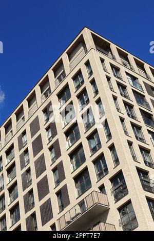 Basso angolo di vista di un alto e moderno edificio con appartamenti. Foto Stock