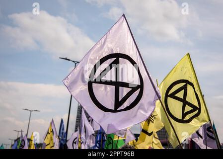 Londra, Regno Unito. 24th Apr, 2023. I manifestanti portano bandiere della ribellione di estinzione durante la marcia dimostrativa per porre fine ai combustibili fossili. Il Big One è un'azione di quattro giorni a partire dal 21-24 aprile 2023 con un invito a tutti a unire per sopravvivere, dove persone di tutti i gruppi e movimenti, non solo XR, si riuniranno in tutto Westminster e presso le Camere del Parlamento.più di 200 organizzazioni stanno sostenendo - tra cui Greenpeace, Amici della Terra e PCS Union per citarne solo alcuni. Credit: SOPA Images Limited/Alamy Live News Foto Stock