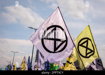 Londra, Regno Unito. 24th Apr, 2023. I manifestanti portano bandiere della ribellione di estinzione durante la marcia dimostrativa per porre fine ai combustibili fossili. Il Big One è un'azione di quattro giorni a partire dal 21-24 aprile 2023 con un invito a tutti a unire per sopravvivere, dove persone di tutti i gruppi e movimenti, non solo XR, si riuniranno in tutto Westminster e presso le Camere del Parlamento.più di 200 organizzazioni stanno sostenendo - tra cui Greenpeace, Amici della Terra e PCS Union per citarne solo alcuni. (Foto di Loredana Sangiuliano/SOPA Images/Sipa USA) Credit: Sipa USA/Alamy Live News Foto Stock