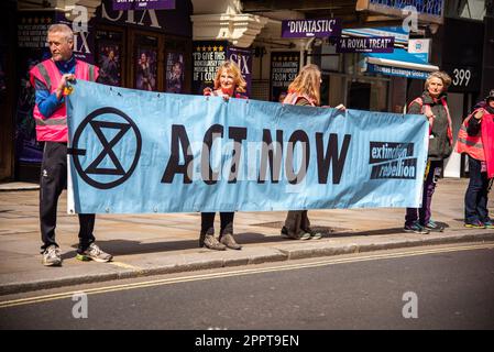 Londra, Regno Unito. 24th Apr, 2023. I manifestanti hanno una grande bandiera che legge 'Act Now' durante la marcia dimostrativa per porre fine ai combustibili fossili. Il Big One è un'azione di quattro giorni a partire dal 21-24 aprile 2023 con un invito a tutti a unire per sopravvivere, dove persone di tutti i gruppi e movimenti, non solo XR, si riuniranno in tutto Westminster e presso le Camere del Parlamento.più di 200 organizzazioni stanno sostenendo - tra cui Greenpeace, Amici della Terra e PCS Union per citarne solo alcuni. (Foto di Loredana Sangiuliano/SOPA Images/Sipa USA) Credit: Sipa USA/Alamy Live News Foto Stock