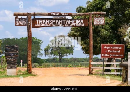 Ingresso della famosa strada della Transpantaneira nel nord di Pantanal, Mato Grosso, Brasile Foto Stock