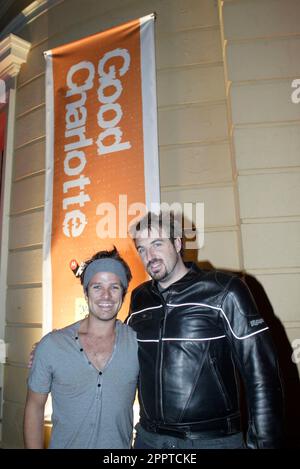 Matt Baseley (a sinistra) e Jabba, i DJ della radio FM Nova, in arrivo per vedere Good Charlotte, eseguono un concerto speciale, solo su invito, al Municipio di Paddington prima del loro tour australiano. Sydney, Australia. 10.10.07. Foto Stock