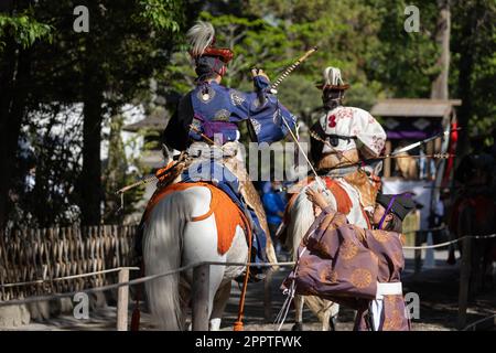 Il torneo ufficiale di Yabusame (tiro con l'arco giapponese) restituisce una freccia agli arcieri dopo la fine del primo round di competizione. 65th Festival di Kamakura il 16 aprile 2023 nel Santuario di Tsurugaoka Hachimangu a Kamakura, Giappone. Credit: Stanislav Kogiku/AFLO/Alamy Live News Foto Stock