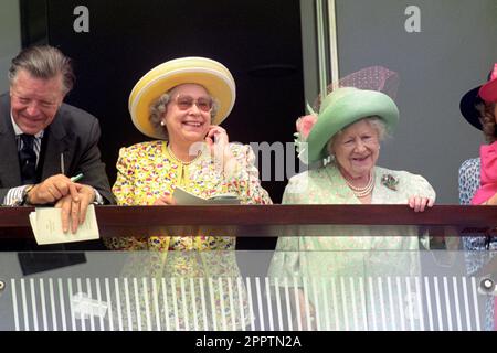 Foto del file datata 08/06/96 della Regina Elisabetta II e della Regina Madre ridendo insieme mentre studiano il campo prima della gara di Derby all'ippodromo di Epsom. L'ultima consorte regina ad essere incoronata fu la regina Elisabetta la regina Madre - l'amata nonna del re - quasi 90 anni fa. Data di emissione: Martedì 25 aprile 2023. Foto Stock