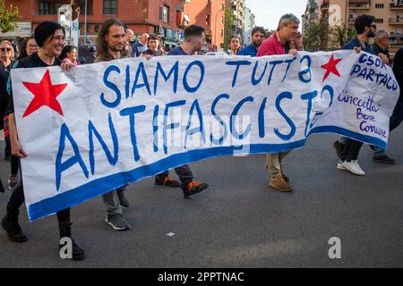 I manifestanti hanno una bandiera che dice "Siamo tutti antifascisti" durante la dimostrazione. Manifestazione sulle strade del quartiere Quadraro di Roma organizzata dall'ANPI (Associazione Nazionale dei Partigiani Italiani) e dal VII comune di Roma per commemorare il raduno del Quadraro. Il radunamento del Quadraro fu un'operazione militare nazista, effettuata il 17th aprile 1944, nella quale furono arrestate circa duemila persone, 683 delle quali furono deportate nei campi di concentramento tedeschi. (Foto di Marcello Valeri/SOPA Images/Sipa USA) Foto Stock