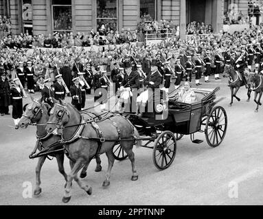 Foto del file datata 02/06/53 della Regina Salote di Tonga in una carrozza aperta scortata dalla polizia militare montata dopo aver attraversato l'Admiralty Arch sulla strada da Buckingham Palace all'Abbazia di Westminster per l'incoronazione. L'incoronazione del 1953 è stata una spinta morale negli anni duri del dopoguerra, mentre milioni di persone hanno celebrato il giorno storico. Elisabetta II fu incoronata in una cerimonia profondamente religiosa nell'Abbazia di Westminster il 2 1953 giugno. Data di emissione: Martedì 25 aprile 2023. Foto Stock