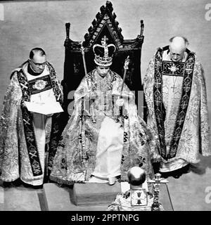 Foto del file datata 02/06/53 della Regina Elisabetta II che indossa la St. Edward Crown e portando lo Sceptre e la Rod dopo la sua incoronazione in Westminster Abbey, Londra. L'incoronazione del 1953 è stata una spinta morale negli anni duri del dopoguerra, mentre milioni di persone hanno celebrato il giorno storico. Elisabetta II fu incoronata in una cerimonia profondamente religiosa nell'Abbazia di Westminster il 2 1953 giugno. Data di emissione: Martedì 25 aprile 2023. Foto Stock