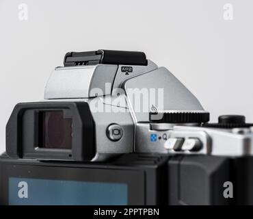 Mirino superiore e controlli di una fotocamera digitale mirrorless Foto Stock