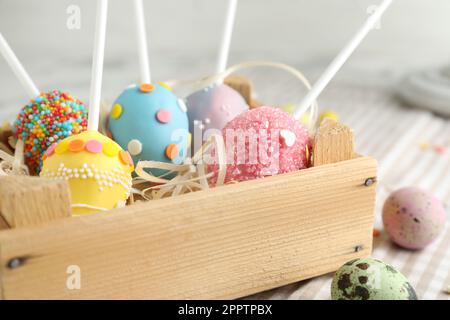 Deliziosi dolci papi in cassa di legno sul tavolo, primo piano. Vacanze di Pasqua Foto Stock