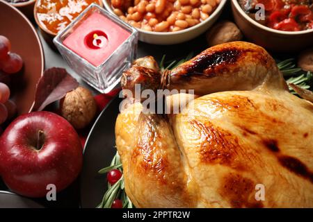 Festa tradizionale del giorno del Ringraziamento con deliziosi tacchino cotto e altri piatti di stagione serviti sul tavolo, primo piano Foto Stock