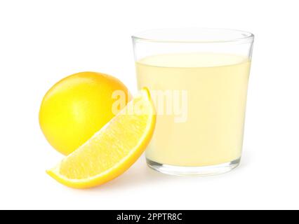 Succo appena spremuto e limoni su sfondo bianco Foto Stock