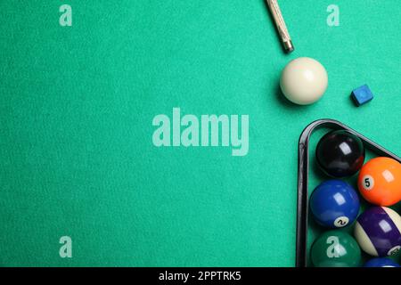Composizione piatta con palle su tavolo da biliardo, spazio per testo Foto Stock