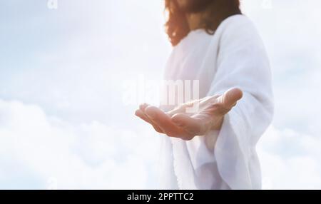 Cielo e croce amore e fede e concetto di salvezza di Gesù Cristo che si apre a braccia aperte nel cielo e il risorto Gesù Cristo Foto Stock