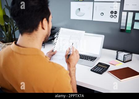 Uomo, contabile e documenti con computer portatile per la finanza, il budget o la strategia alla scrivania dell'ufficio. Dipendente di sesso maschile che lavora su documenti finanziari, contabilità o. Foto Stock