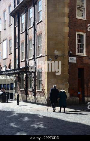 Coppia anziana che cammina su Rupert Street a Soho, Londra Foto Stock