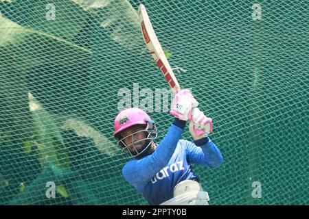 Il wicketkeeper del Bangladesh batter Mushfiqur Rahim frequenta la pratica individuale al Cricket Centre al coperto presso lo Sher-e-Bangla National Cricket Stadium, Mir Foto Stock