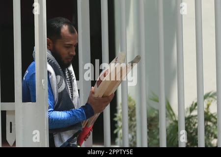 Il wicketkeeper del Bangladesh batter Mushfiqur Rahim frequenta la pratica individuale al Cricket Centre al coperto presso lo Sher-e-Bangla National Cricket Stadium, Mir Foto Stock