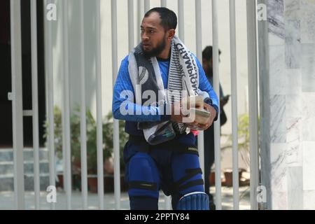 Il wicketkeeper del Bangladesh batter Mushfiqur Rahim frequenta la pratica individuale al Cricket Centre al coperto presso lo Sher-e-Bangla National Cricket Stadium, Mir Foto Stock