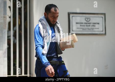 Il wicketkeeper del Bangladesh batter Mushfiqur Rahim frequenta la pratica individuale al Cricket Centre al coperto presso lo Sher-e-Bangla National Cricket Stadium, Mir Foto Stock