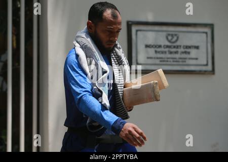 Il wicketkeeper del Bangladesh batter Mushfiqur Rahim frequenta la pratica individuale al Cricket Centre al coperto presso lo Sher-e-Bangla National Cricket Stadium, Mir Foto Stock