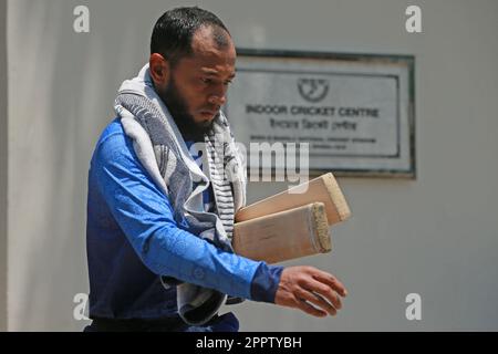 Il wicketkeeper del Bangladesh batter Mushfiqur Rahim frequenta la pratica individuale al Cricket Centre al coperto presso lo Sher-e-Bangla National Cricket Stadium, Mir Foto Stock