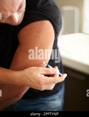 Sport, iniezione e uomo con una siringa con steroidi nel braccio per lo sviluppo muscolare. Fitness, supplemento di testosterone e body builder maschile Foto Stock