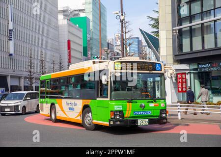 Tokyo Shinjuku Aprile 2023, trasporto pubblico su autobus a un piano sulla strada a Shinjuku, Giappone, Asia Foto Stock