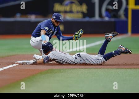 St Petersburg, FL USA; Houston Astros secondo baseman Mauricio Ducon (14) scivola in sicurezza sotto l'etichetta di Tampa Bay Rays terzo baseman Isaac Paredes (1 Foto Stock