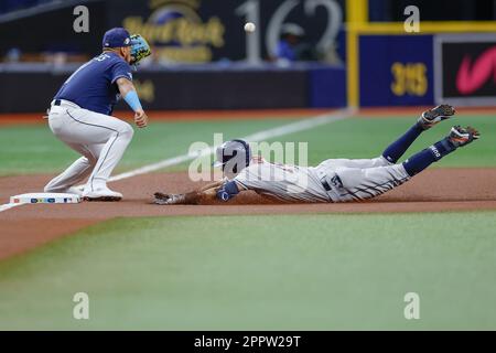 St Petersburg, FL USA; Houston Astros secondo baseman Mauricio Ducon (14) scivola in sicurezza sotto l'etichetta di Tampa Bay Rays terzo baseman Isaac Paredes (1 Foto Stock