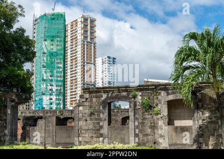 Resti di mura della Fortezza e porte ad arco, giustapposti con alti blocchi contemporanei, residenziali, al di fuori delle mura, zona della città vecchia, in lontananza, wi Foto Stock