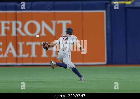 St Petersburg, FL USA; il secondo baseman di Houston Astros Mauricio Ducon (14) non è in grado di catturare un colpo da parte di Tampa Bay Rays terzo baseman Isaac Paredes (17) Foto Stock