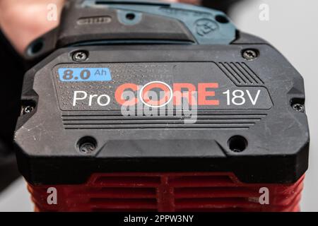 Accumulatore Pro Core da 18 volt con un cacciavite a batteria in mano all'operatore Foto Stock