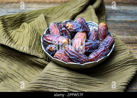 Frutta secca, Ramadan Kareem, sfondo di legno, primo piano. Foto Stock