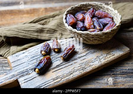 Frutta secca, Ramadan Kareem, sfondo di legno, primo piano. Foto Stock
