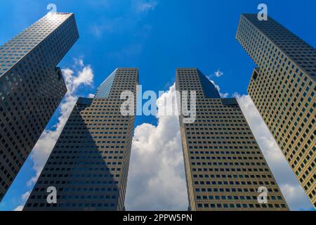 Il centro commerciale Suntec City Mall a Singapore. Le Office Towers comprendono cinque edifici denominati Towers da uno a cinque. Foto Stock