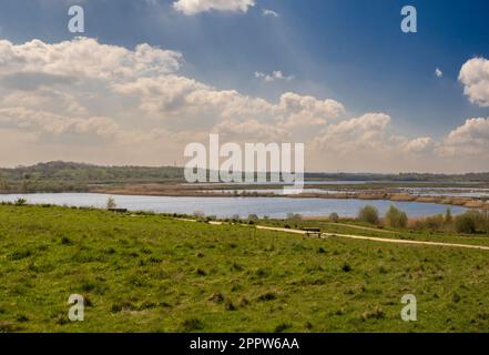 Bower's Lake nella riserva naturale del parco di St Aidan in una soleggiata giornata primaverile. Foto Stock
