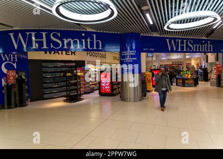 Negozio WH Smith presso Partenze, South Terminal, aeroporto Gatwick di Londra, Inghilterra, Regno Unito Foto Stock