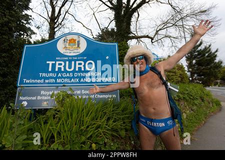 Truro, Regno Unito. 24th Apr, 2023. Michael Cullen o SpeedoMick posa per una foto nella sua iconica Blue Speedos di fronte al cartello "Benvenuti a Truro" a Truro, Micheal è stato a piedi da John o'Groats alla fine di Land's per oltre 1000 miglia che si estendono da dicembre ad aprile 2023. Spera di aver sollevato più di £1.000.000 persone una volta che ha finito la sua passeggiata. Credit: SOPA Images Limited/Alamy Live News Foto Stock