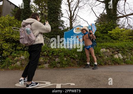 Truro, Regno Unito. 24th Apr, 2023. Michael Cullen o SpeedoMick posa per una foto nella sua iconica Blue Speedos di fronte al cartello "Benvenuti a Truro" a Truro, Micheal è stato a piedi da John o'Groats alla fine di Land's per oltre 1000 miglia che si estendono da dicembre ad aprile 2023. Spera di aver sollevato più di £1.000.000 persone una volta che ha finito la sua passeggiata. (Foto di Benjamin Gilbert/SOPA Images/Sipa USA) Credit: Sipa USA/Alamy Live News Foto Stock