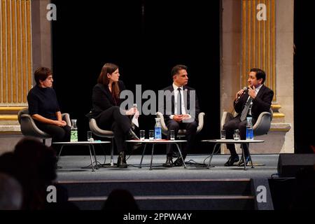 Parigi, Francia. 24th Apr, 2023. Anouch Toranian Vice Sindaco di Parigi responsabile del dibattito pubblico sulla vita associativa e cittadina, Ara Toranian co-presidente del Consiglio consultivo degli Armeni francesi (CCAF) e Hovhannes Gevorgyan, in rappresentanza del Nagorno-Karabakh in Francia durante la conferenza dedicata alla memoria del genocidio, Al sostegno e alla solidarietà nei confronti dell'Armenia e del Karabakh durante il 108th° anniversario del genocidio degli armeni del 1915. Parigi, Francia il 24 aprile 2023. Foto di Karim Ait Adjedjou/ABACAPRESS.COM Credit: Abaca Press/Alamy Live News Foto Stock