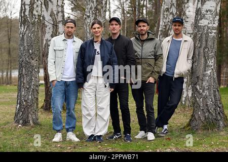 Rheinsberg, Germania. 19th Apr, 2023. La band pop-rock tedesca Juli - il chitarrista Simon Triebel (l-r), la cantante Eva Briegel, il chitarrista Jonas Pfetzing, il bassista Andreas 'dedi' Herde e il batterista Marcel Römer - sono fotografati durante una sessione fotografica al Landhaus Siebenwasser. Il nuovo album della band di luglio, chiamato 'Summer is Over', sarà pubblicato il 28.04.2023. Credit: Michael Bahlo/dpa/Alamy Live News Foto Stock