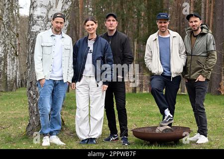 Rheinsberg, Germania. 19th Apr, 2023. La band pop-rock tedesca Juli - il chitarrista Simon Triebel (l-r), la cantante Eva Briegel, il chitarrista Jonas Pfetzing, il bassista Andreas 'dedi' Herde e il batterista Marcel Römer - sono fotografati durante una sessione fotografica al Landhaus Siebenwasser. Il nuovo album della band di luglio, chiamato 'Summer is Over', sarà pubblicato il 28.04.2023. Credit: Michael Bahlo/dpa/Alamy Live News Foto Stock