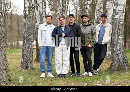 Rheinsberg, Germania. 19th Apr, 2023. La band pop-rock tedesca Juli - il chitarrista Simon Triebel (l-r), la cantante Eva Briegel, il chitarrista Jonas Pfetzing, il bassista Andreas 'dedi' Herde e il batterista Marcel Römer - sono fotografati durante una sessione fotografica al Landhaus Siebenwasser. Il nuovo album della band di luglio, chiamato 'Summer is Over', sarà pubblicato il 28.04.2023. Credit: Michael Bahlo/dpa/Alamy Live News Foto Stock