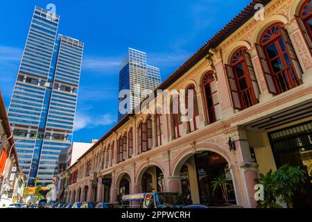 La tradizionale architettura coloniale e i nuovi edifici moderni si arricchiscono a vicenda. Singapore. Foto Stock