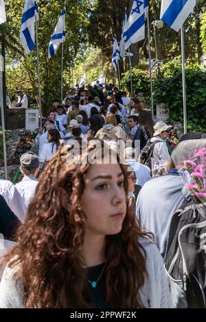 Gerusalemme, Israele. 25th Apr, 2023. Migliaia di persone si affollano al cimitero militare del Monte Herzl a Gerusalemme e a livello nazionale il Memorial Day, Yom Hazikaron, rendendo omaggio ai 24.213 soldati caduti di Israele e alle vittime degli attacchi terroristici. Credit: NIR Alon/Alamy Live News Foto Stock