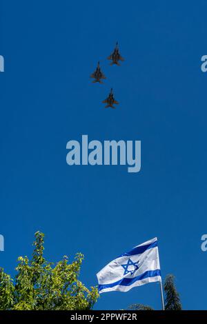 Gerusalemme, Israele. 25th Apr, 2023. Una formazione di uomini scomparsi, sorvolata dai jet da combattimento IAF F15, saluta i 24.213 soldati caduti d'Israele e le vittime di attacchi terroristici a seguito di una sirena di due minuti a livello nazionale il Memorial Day, Yom Hazikaron. Credit: NIR Alon/Alamy Live News Foto Stock