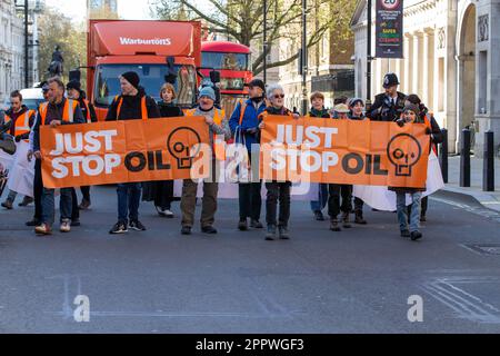 Londra, regno unito, 25th aprile. 2023 i manifestanti di Just Stop Oil marciano verso il basso whitehall tenendo in mano il credito di traffico Richard Lincoln/Alamy Live News Foto Stock